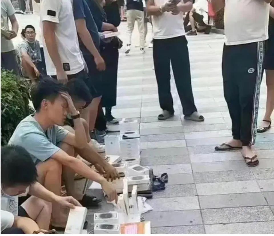 一夜蒸发1165亿,坑惨中国黄牛后,苹果“特权”正在消亡(苹果手机黄牛行情价格)