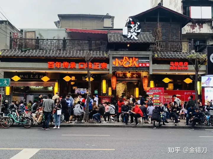 连上三年央视黑榜,一号难求!四川最没底线网红店,为何越骂越火(四川网红人员年收入多少)