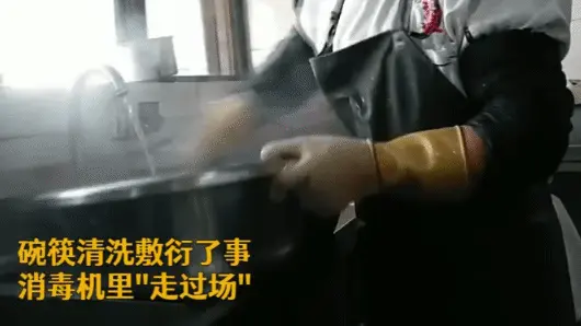 连上三年央视黑榜,一号难求!四川最没底线网红店,为何越骂越火(四川网红人员年收入多少)