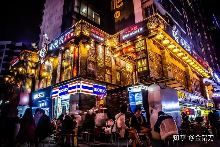 连上三年央视黑榜,一号难求!四川最没底线网红店,为何越骂越火(四川网红人员年收入多少)