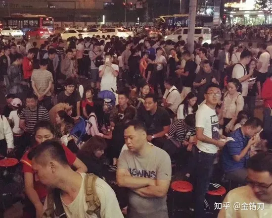 连上三年央视黑榜,一号难求!四川最没底线网红店,为何越骂越火(四川网红人员年收入多少)