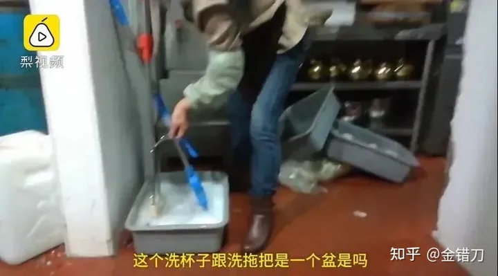 连上三年央视黑榜,一号难求!四川最没底线网红店,为何越骂越火(四川网红人员年收入多少)