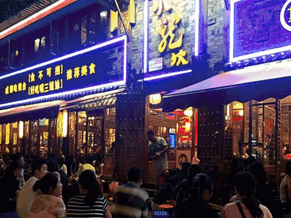 连上三年央视黑榜,一号难求!四川最没底线网红店,为何越骂越火(四川网红人员年收入多少)