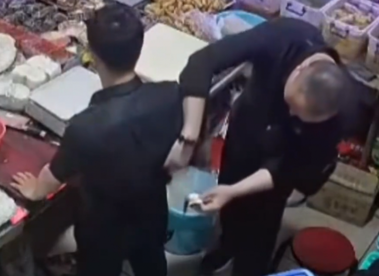 官方通报“男子被贴膏药后晕倒”:涉事膏药无致人昏迷成分 当事人身体已无异常(贴膏药死亡)