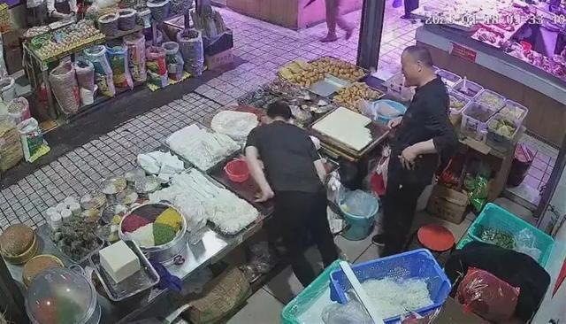 广西柳州一摊主被陌生人贴膏药后秒晕倒,膏药已送检(柳州地摊群)