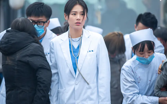 刚出生的他,有很多个妈妈(刚出生的时候用英语怎么说)