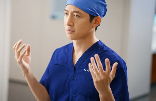 刚出生的他,有很多个妈妈(刚出生的时候用英语怎么说)