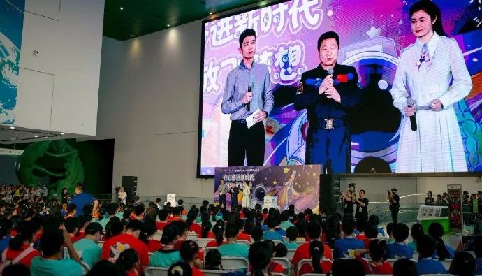 杨利伟叶光富现身科技馆 与现场青少年互动交流『航天视窗』(569)-杨利伟少将个人简历