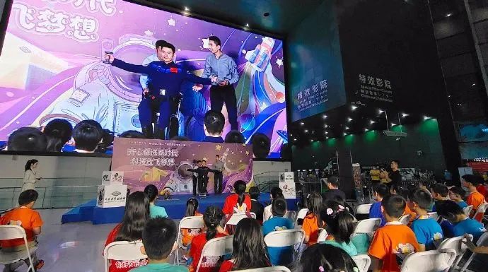 杨利伟叶光富现身科技馆 与现场青少年互动交流『航天视窗』(569)-杨利伟少将个人简历