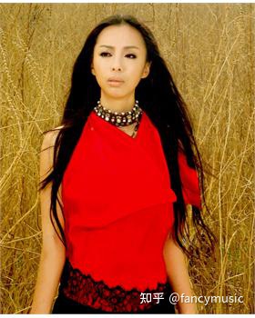 “最丑歌后”黄绮珊:从红极一时到隐退幕后,她都经历了什么?-黄绮珊全部歌曲大全