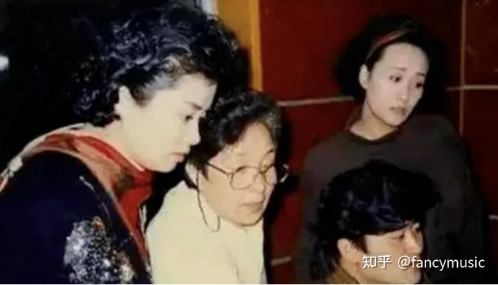 “最丑歌后”黄绮珊:从红极一时到隐退幕后,她都经历了什么?-黄绮珊全部歌曲大全