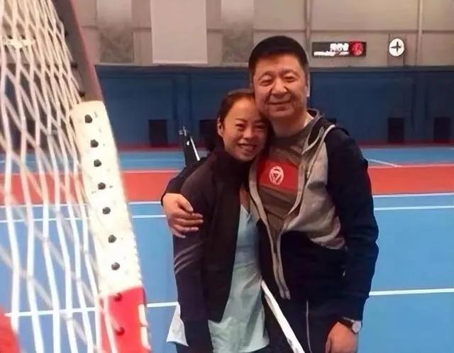 黄绮珊:一婚被折磨后逃婚,二婚被离婚后轻生,三婚背家暴爆丑闻-黄绮珊现任丈夫