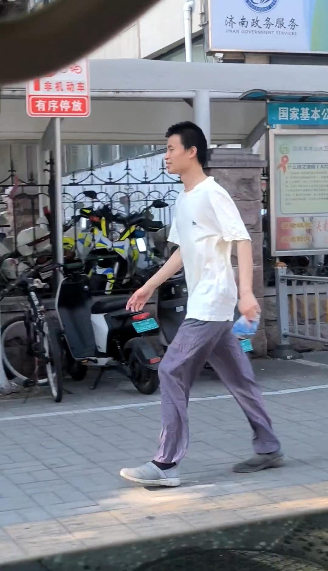 韦东奕回山东被网友偶遇,面带微笑步伐轻快,一网友喊话安排相亲-韦东奕宣布婚讯视频是真的吗