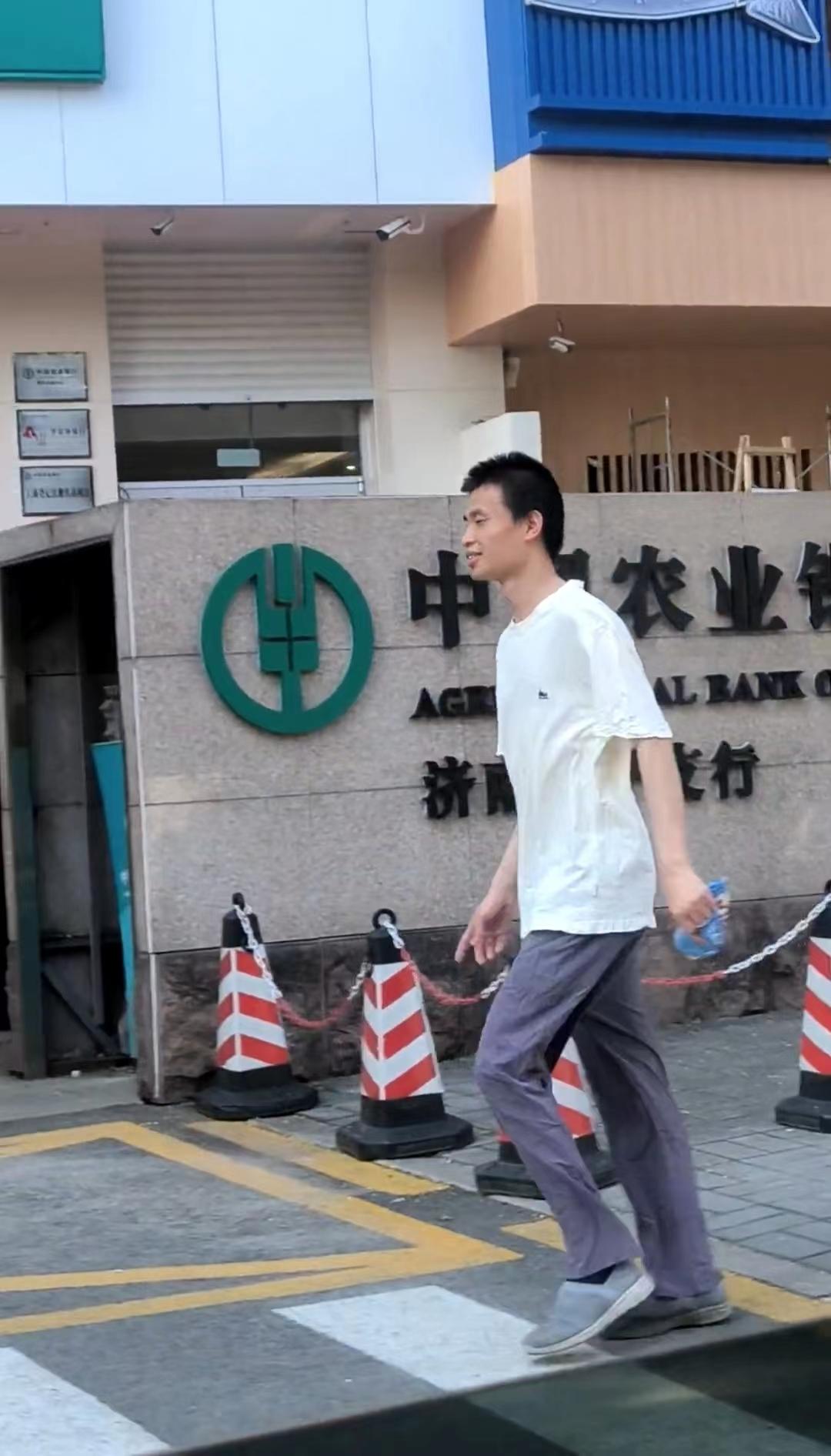 韦东奕回山东被网友偶遇,面带微笑步伐轻快,一网友喊话安排相亲-韦东奕宣布婚讯视频是真的吗