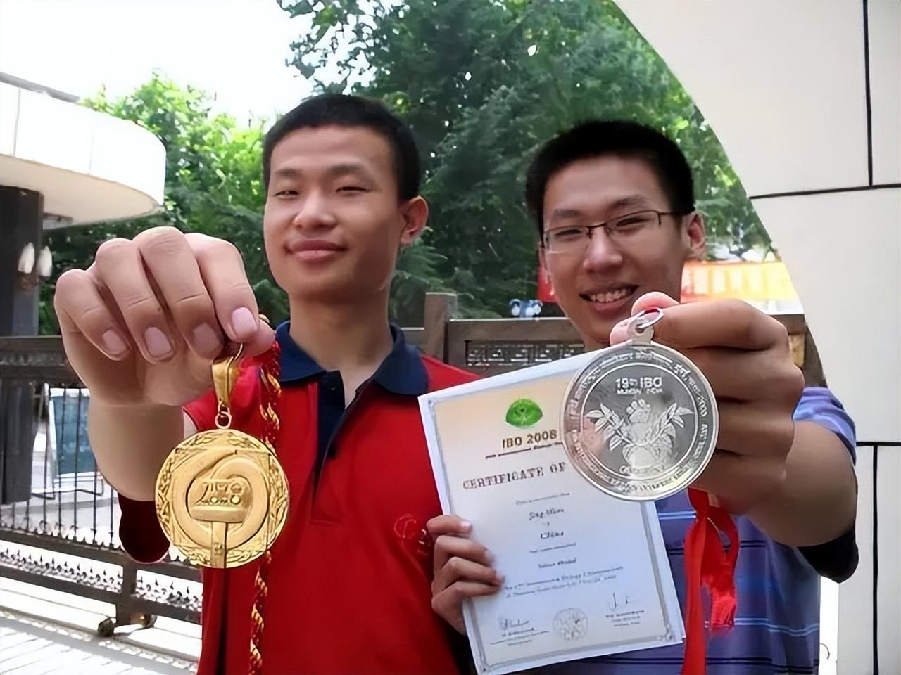 韦东奕回山东被网友偶遇,面带微笑步伐轻快,一网友喊话安排相亲-韦东奕宣布婚讯视频是真的吗