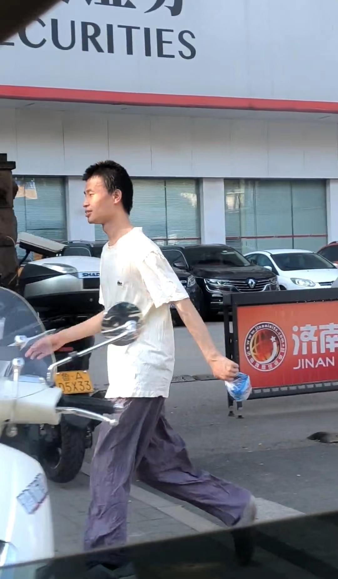 韦东奕回山东被网友偶遇,面带微笑步伐轻快,一网友喊话安排相亲-韦东奕宣布婚讯视频是真的吗