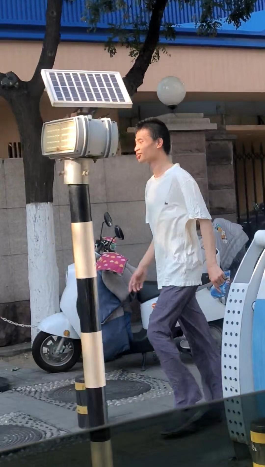 韦东奕回山东被网友偶遇,面带微笑步伐轻快,一网友喊话安排相亲-韦东奕宣布婚讯视频是真的吗