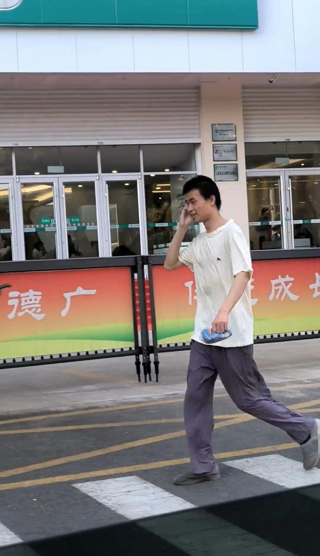 韦东奕回山东被网友偶遇,面带微笑步伐轻快,一网友喊话安排相亲-韦东奕宣布婚讯视频是真的吗