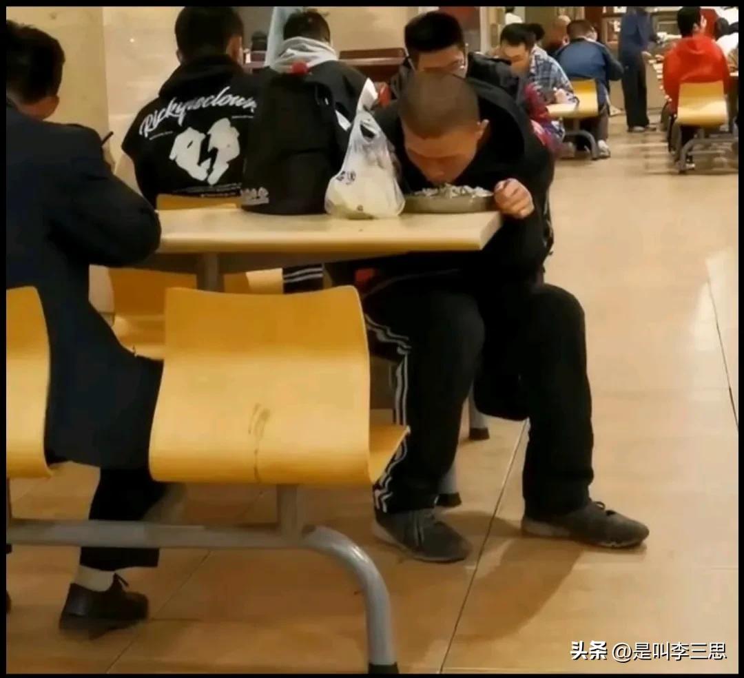 韦东奕近照,食堂就餐样貌令人心酸:“除了数学他什么都不会”-韦东奕!