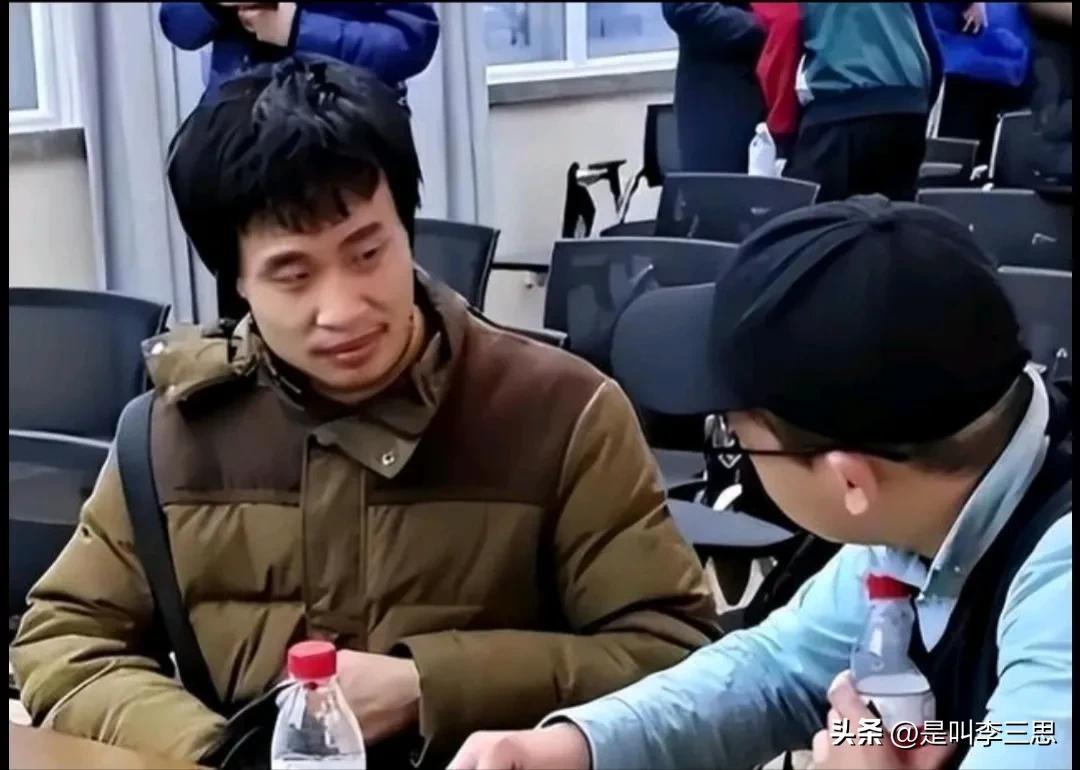 韦东奕近照,食堂就餐样貌令人心酸:“除了数学他什么都不会”-韦东奕!