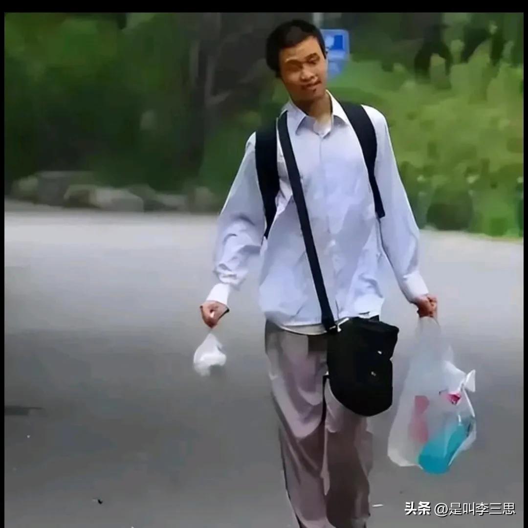 韦东奕近照,食堂就餐样貌令人心酸:“除了数学他什么都不会”-韦东奕!