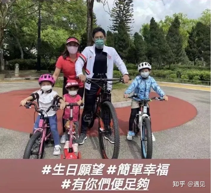 霍启刚晒全家福,表白妻儿暴露了婚姻真相:幸福和金钱多少没关系-霍启刚晒一家五口合照视频