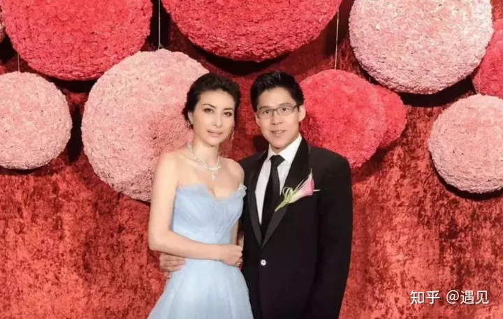 霍启刚晒全家福,表白妻儿暴露了婚姻真相:幸福和金钱多少没关系-霍启刚晒一家五口合照视频