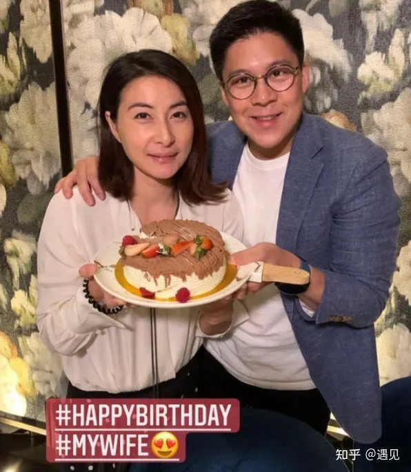 霍启刚晒全家福,表白妻儿暴露了婚姻真相:幸福和金钱多少没关系-霍启刚晒一家五口合照视频