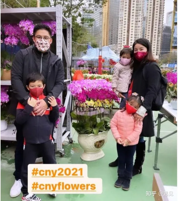 霍启刚晒全家福,表白妻儿暴露了婚姻真相:幸福和金钱多少没关系-霍启刚晒一家五口合照视频