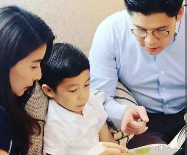 霍启刚晒全家福,表白妻儿暴露了婚姻真相:幸福和金钱多少没关系-霍启刚晒一家五口合照视频