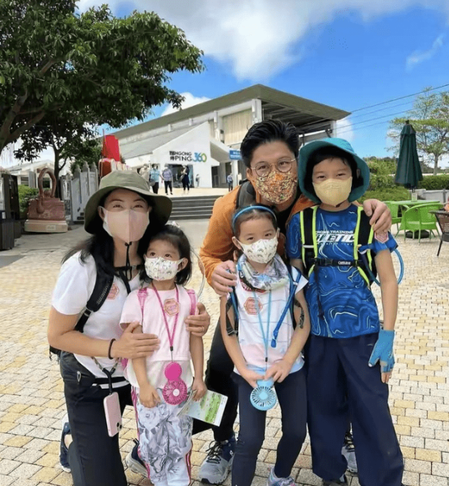 霍启刚和郭晶晶的关系显然已经和好如初,夫妻在日本购物?看看吧-霍启刚和郭晶晶是初次结婚吗