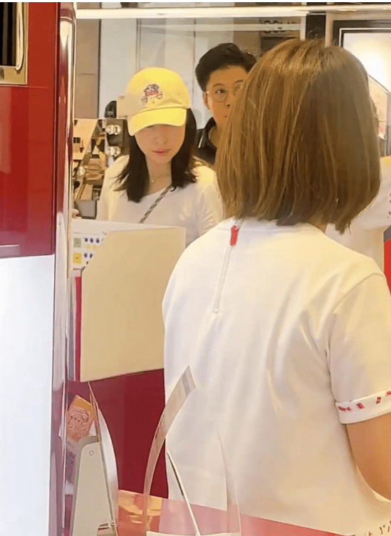 霍启刚和郭晶晶的关系显然已经和好如初,夫妻在日本购物?看看吧-霍启刚和郭晶晶是初次结婚吗