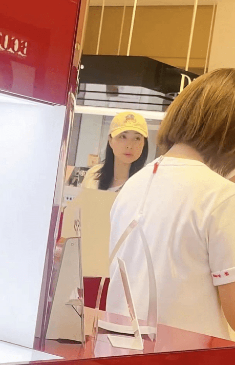 霍启刚和郭晶晶的关系显然已经和好如初,夫妻在日本购物?看看吧-霍启刚和郭晶晶是初次结婚吗