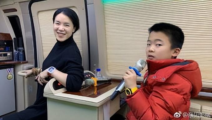 霍启刚和郭晶晶的关系显然已经和好如初,夫妻在日本购物?看看吧-霍启刚和郭晶晶是初次结婚吗