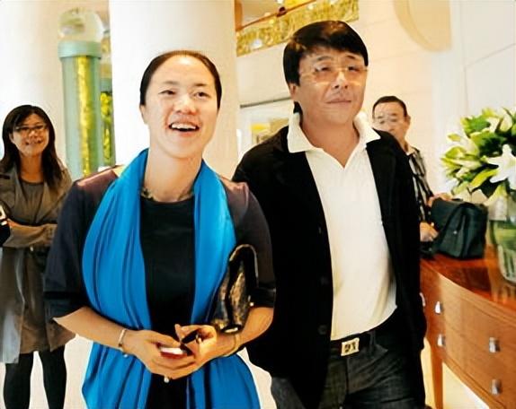 霍启刚和郭晶晶的关系显然已经和好如初,夫妻在日本购物?看看吧-霍启刚和郭晶晶是初次结婚吗