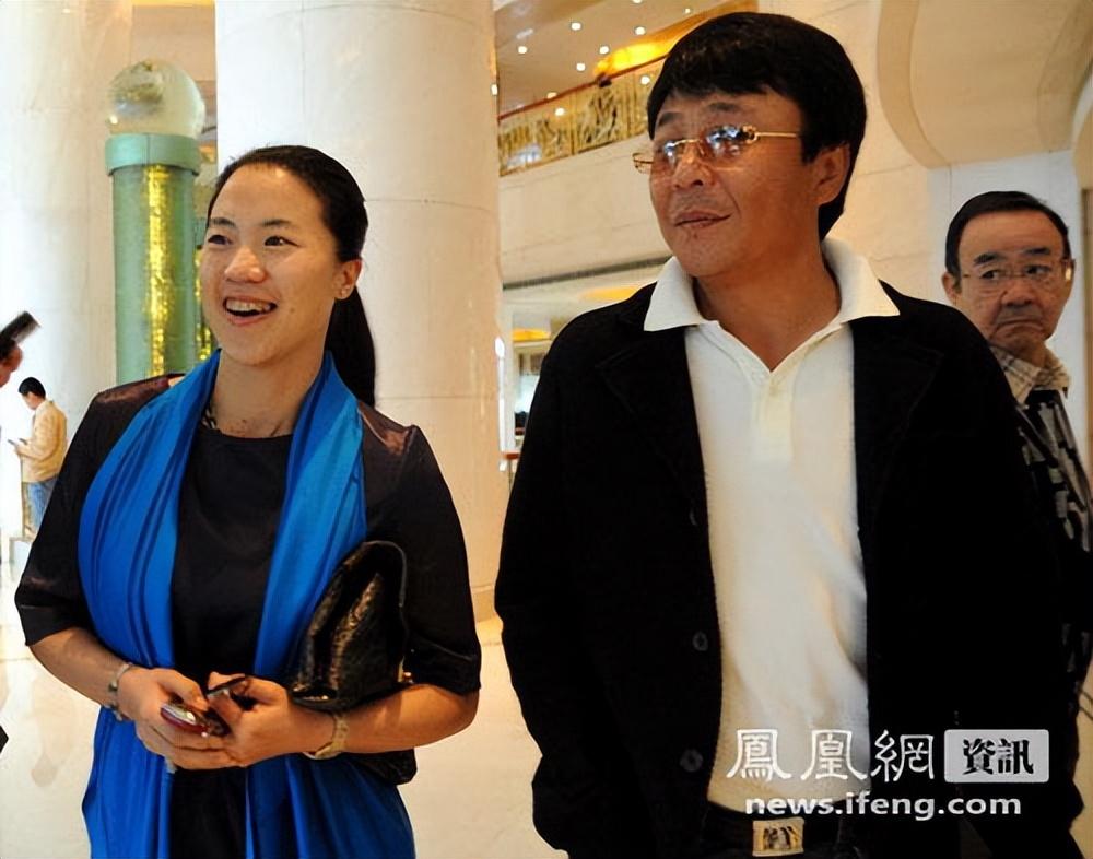 霍启刚和郭晶晶的关系显然已经和好如初,夫妻在日本购物?看看吧-霍启刚和郭晶晶是初次结婚吗