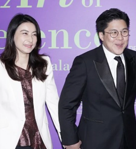 霍启刚晒照甜秀恩爱,紧搂妻子神情得意,郭晶晶穿长裙靴子好文雅-霍启刚为郭晶晶而改变