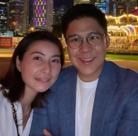 霍启刚晒照甜秀恩爱,紧搂妻子神情得意,郭晶晶穿长裙靴子好文雅-霍启刚为郭晶晶而改变