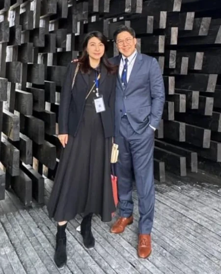 霍启刚晒照甜秀恩爱,紧搂妻子神情得意,郭晶晶穿长裙靴子好文雅-霍启刚为郭晶晶而改变