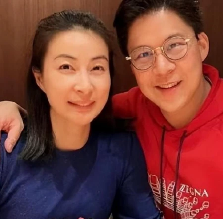 霍启刚晒照甜秀恩爱,紧搂妻子神情得意,郭晶晶穿长裙靴子好文雅-霍启刚为郭晶晶而改变