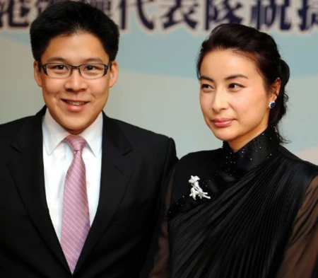 霍启刚晒照甜秀恩爱,紧搂妻子神情得意,郭晶晶穿长裙靴子好文雅-霍启刚为郭晶晶而改变