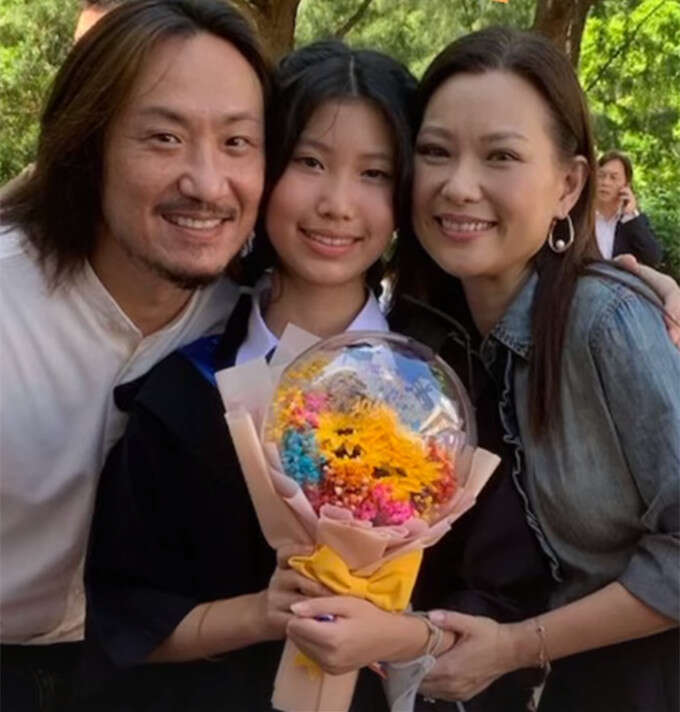恭喜!郑中基女儿名校毕业,一家三口合影曝光,父女如复制粘贴-郑中基女儿多大