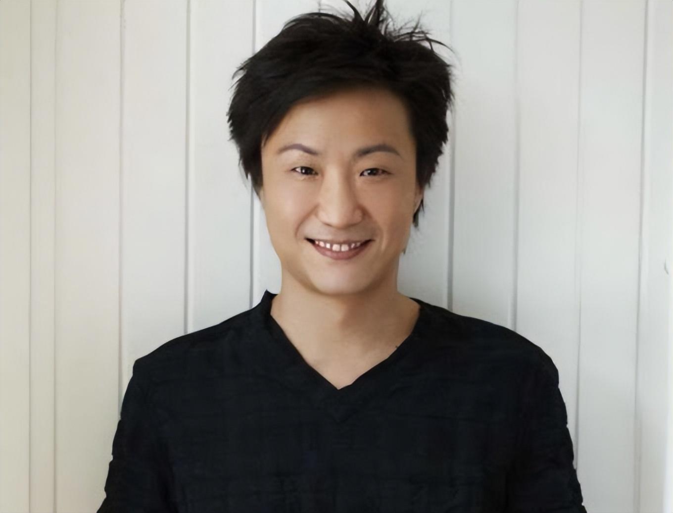 恭喜!郑中基女儿名校毕业,一家三口合影曝光,父女如复制粘贴-郑中基女儿多大