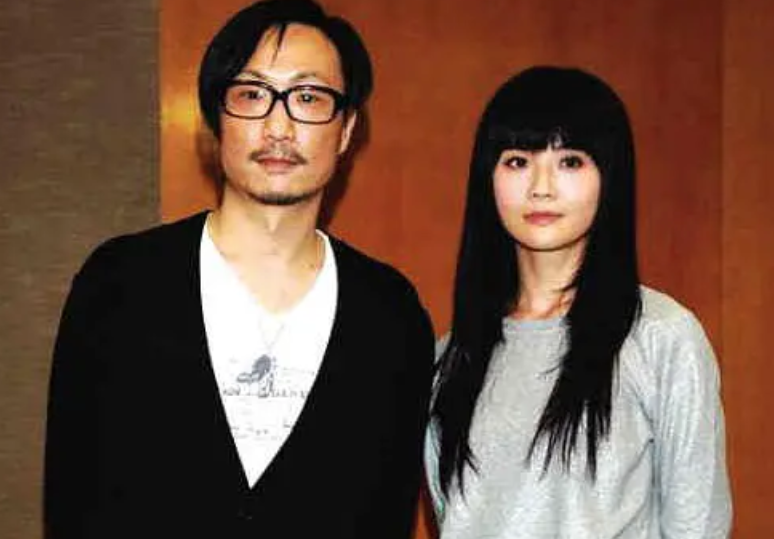 恭喜!郑中基女儿名校毕业,一家三口合影曝光,父女如复制粘贴-郑中基女儿多大