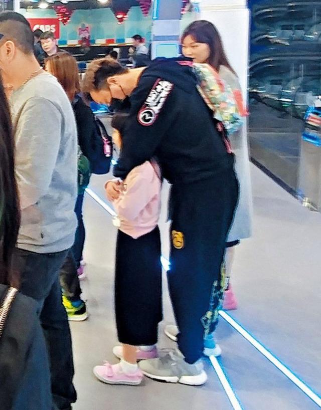 阿Sa前夫郑中基罕现身,低头亲吻女儿牵手妻子,甜蜜生活惹人慕-阿sa为什么和郑中基结婚
