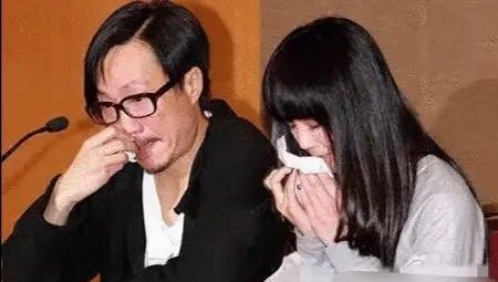 阿Sa前夫郑中基罕现身,低头亲吻女儿牵手妻子,甜蜜生活惹人慕-阿sa为什么和郑中基结婚