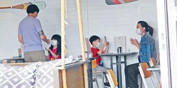 阿Sa前夫郑中基罕现身,低头亲吻女儿牵手妻子,甜蜜生活惹人慕-阿sa为什么和郑中基结婚