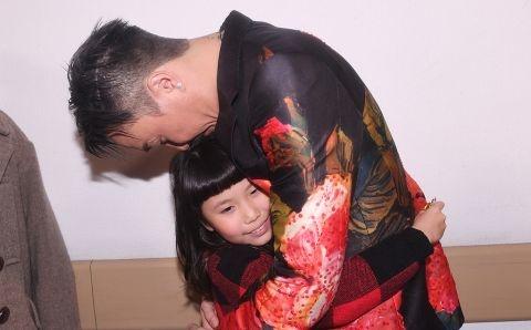 郑中基红馆开唱,三代同堂演出守岁-郑中基现场演唱视频大全播放