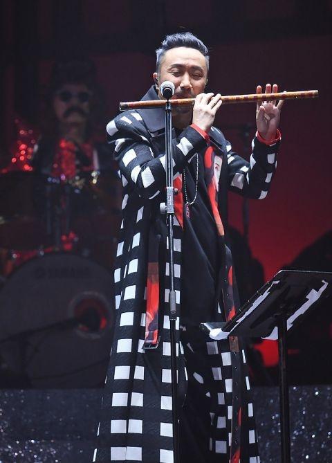 郑中基红馆开唱,三代同堂演出守岁-郑中基现场演唱视频大全播放