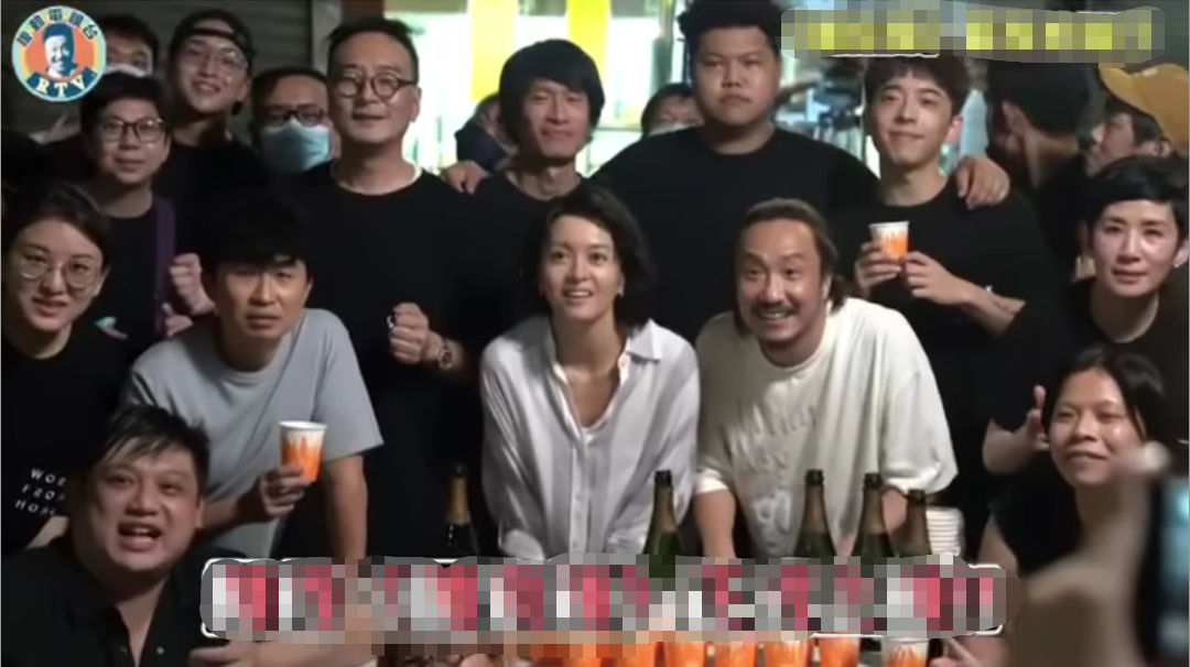 45岁梁咏琪罕露面拍戏!皮肤黝黑脸发胖,与郑中基吴君如勾肩搭背-梁咏琪唱歌